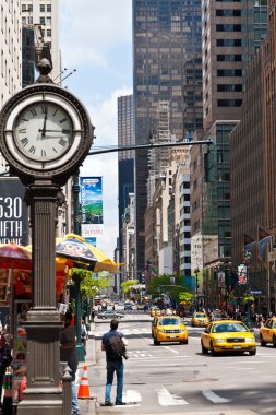 New york Kentsel şehir yaşamla 5th avenue ve büyük bir sokak saat geçen taksi.