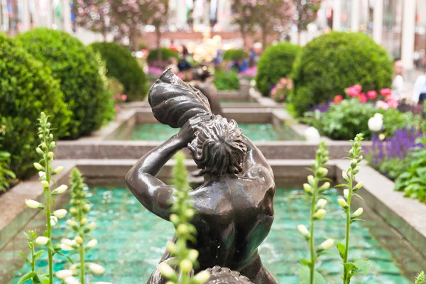 Скульптура и фонтаны Рокфеллеровского центра в центре Манхэттена, Нью-Йорк, США — стоковое фото