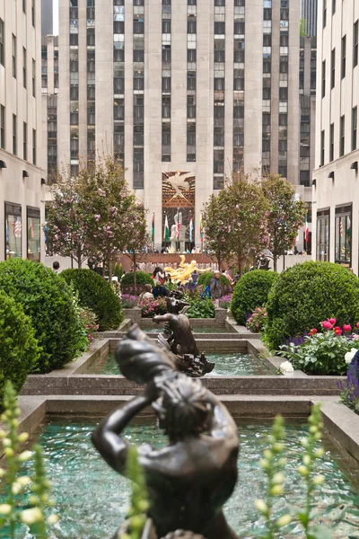 Escultura y fuentes del Rockefeller Center en Midtown Manhattan, Nueva York, Estados Unidos — Foto de Stock