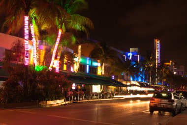 Ocean drive olay yerinde gece ışıklar, miami beach, florida.
