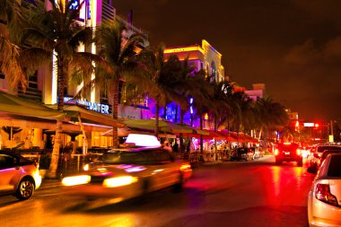 Ocean drive olay yerinde gece ışıklar, miami beach, florida.