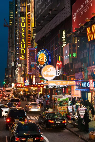 Tráfico y multitudes a lo largo de la calle 42 en el distrito Times Square . — Foto de Stock