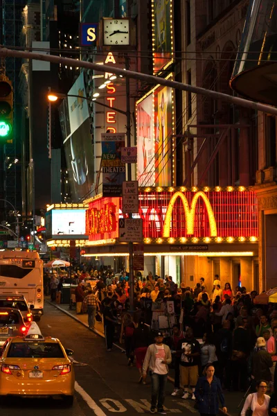 Tráfego e multidões ao longo da rua 42 no distrito de Times Square . — Fotografia de Stock