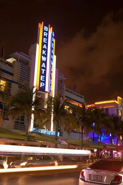 Ocean drive scéna v noci světla, miami beach, florida. — Stock fotografie