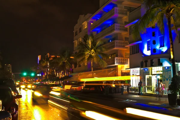 Ocean drive scéna v noci světla, miami beach, florida. — Stock fotografie