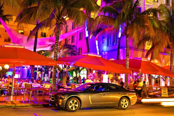 Ocean drive scen på natten ljus, miami beach, florida. — Stockfoto