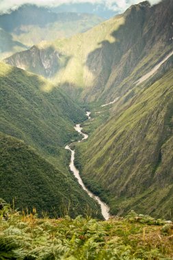 cusco, peru dağlarda akan nehir.