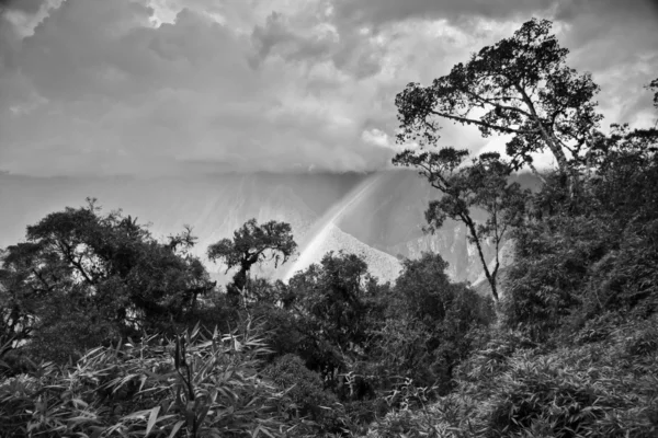 Arco iris en las montañas de Machu Picchu, Cusco, Perú —  Fotos de Stock