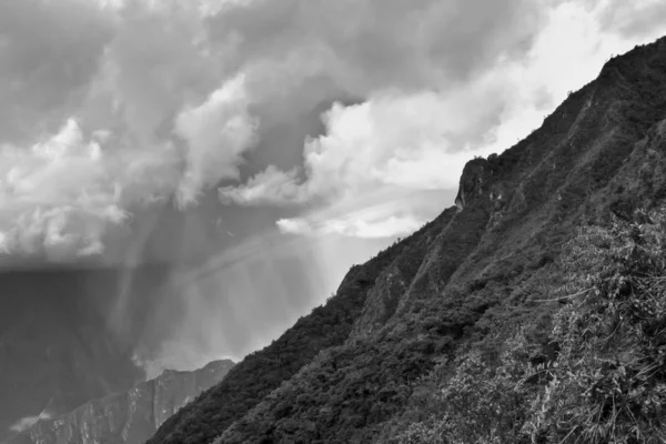 Arcs-en-ciel dans les montagnes du Machu Picchu, Cusco, Pérou — Photo