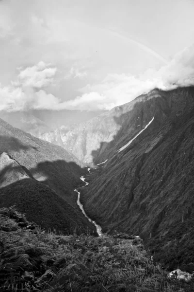 Río que fluye a través de las montañas en Cusco, Perú . —  Fotos de Stock