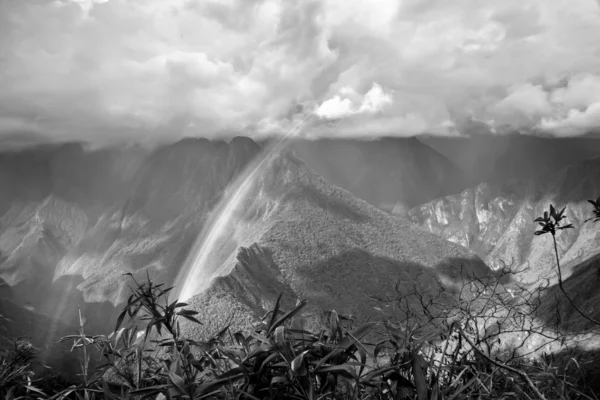 Tęcze w górach w machu picchu, cusco, peru — Zdjęcie stockowe