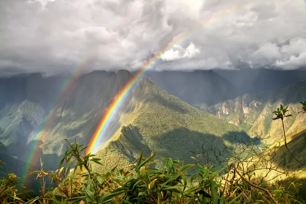 Arco-íris nas montanhas de Machu Picchu, Cusco, Peru — Fotografia de Stock