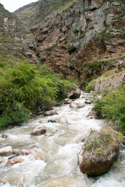 Cusco, peru dağlarda akan nehir. — Stok fotoğraf