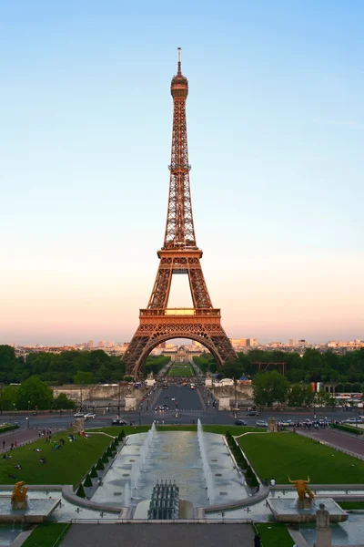 Ейфелева вежа в сутінках (Париж, Франція). — стокове фото