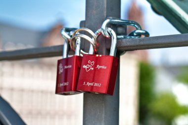 renkli aşk kilitleri Frankfurt, Almanya