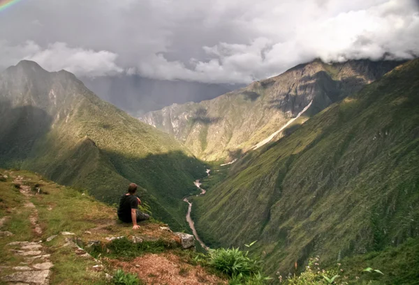 Contemplando as montanhas de Machu Picchu, Cusco, Peru — Fotografia de Stock