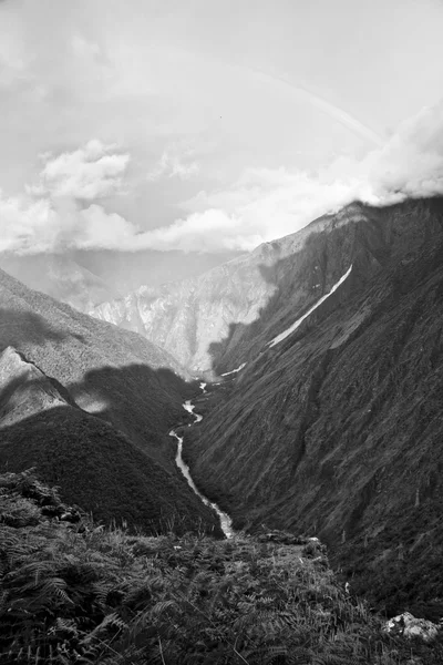 マチュピチュ、クスコ、ペルーの山の虹 — ストック写真