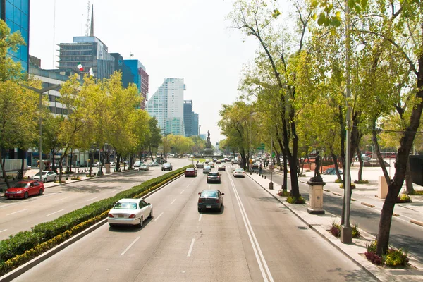 Przy Paseo de la reforma, przy głównej alei w mexico city, Meksyk. — Zdjęcie stockowe