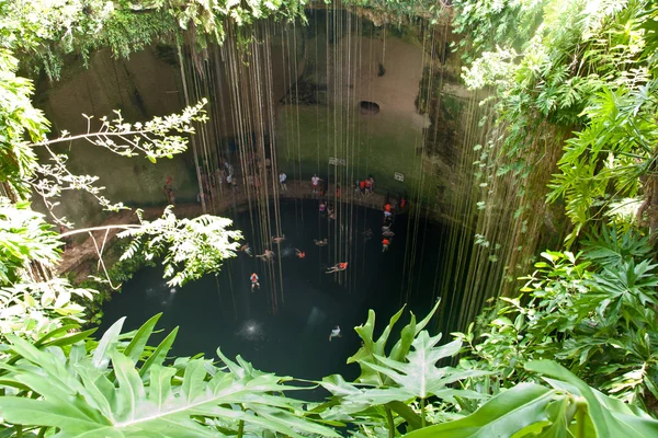 La gente se baña en el cenote, México — Foto de Stock