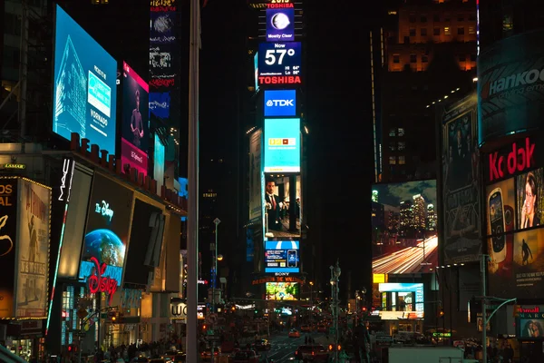 Verkeer op keer vierkant nacht, new york, Verenigde Staten — Stockfoto