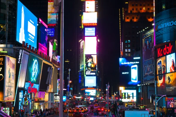 Verkeer op keer vierkant nacht, new york, Verenigde Staten — Stockfoto