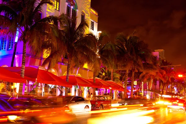 Ωκεάνια σκηνή με το αυτοκίνητο στο βράδυ φώτα, παραλία του Μαϊάμι, Φλόριντα, ΗΠΑ — Φωτογραφία Αρχείου