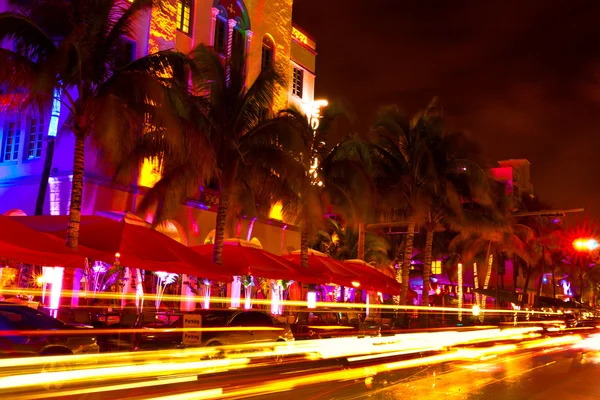 Ocean Drive escena en las luces de la noche, Miami Beach, Florida, EE.UU. — Foto de Stock