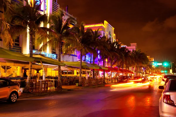 Ocean Drive escena en las luces de la noche, Miami Beach, Florida, EE.UU. — Foto de Stock