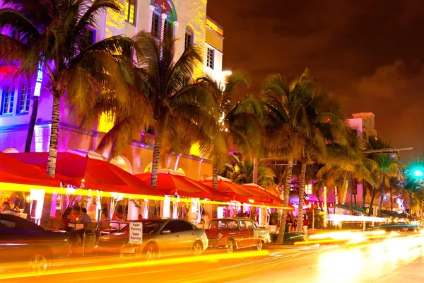 Ocean Drive cena às luzes da noite, Miami Beach, Florida, EUA — Fotografia de Stock