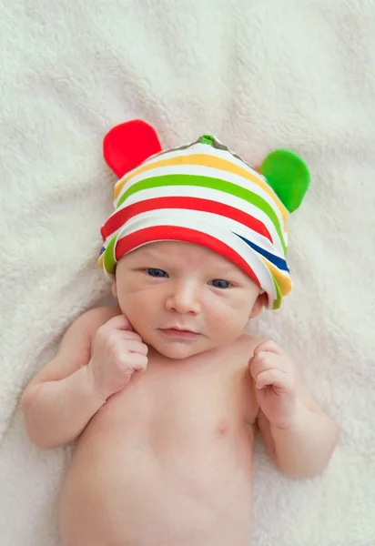 Piccolo bambino nudo con cappello divertente — Foto Stock