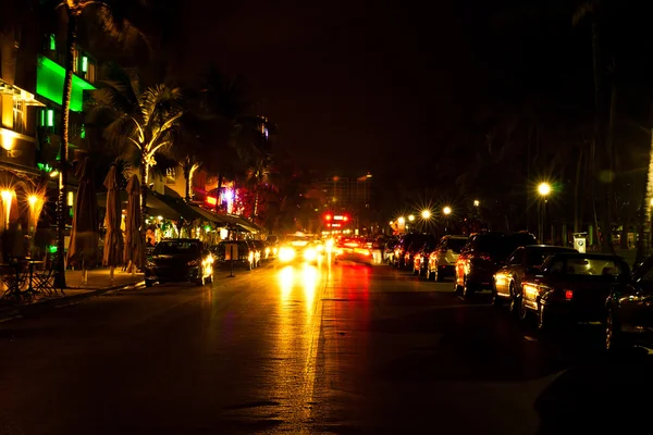 Сцена Ocean Drive в ночных огнях, Майами-Бич, Флорида, США — стоковое фото
