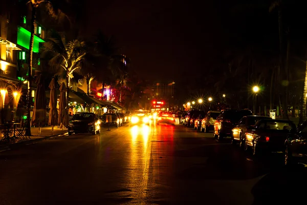 Ocean Drive escena en las luces de la noche, Miami Beach, Florida, EE.UU. — Foto de Stock