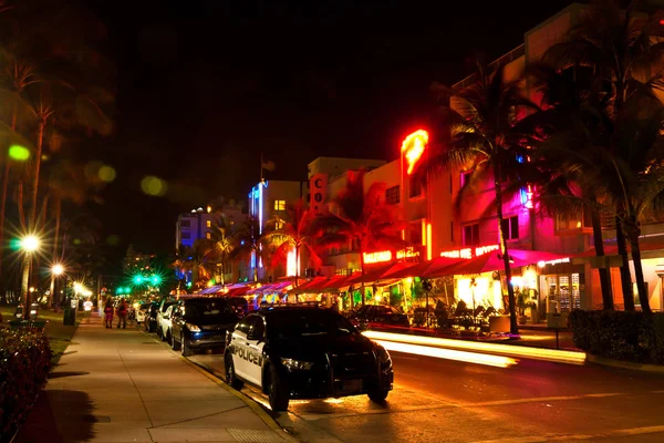 Ocean Drive escena en las luces de la noche, Miami Beach, Florida, EE.UU. — Foto de Stock