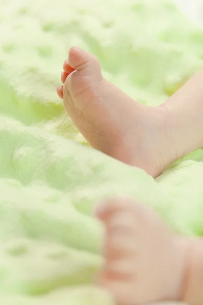 Little babys feet in a bed — Stock Photo, Image