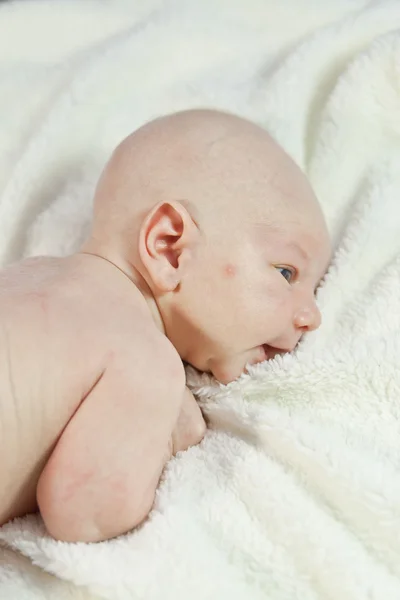 Küçük bebek yatakta çıplak — Stok fotoğraf