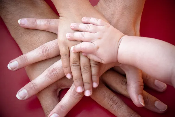 Familie handen op team — Stockfoto