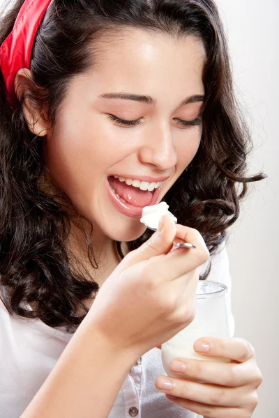 Joven hermosa mujer comiendo yogur — Foto de Stock