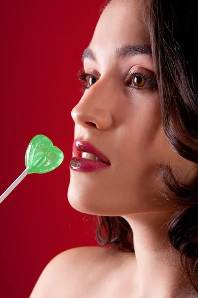美しい女性と緑のロリポップのクローズ アップ — ストック写真