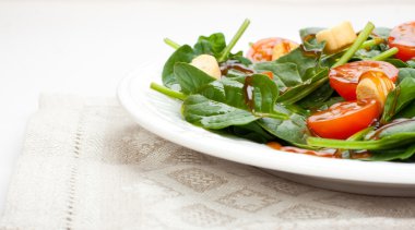 kiraz domates ve ıspanak salatası