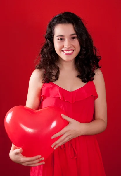 Flicka och röda hjärtformade ballon — Stockfoto