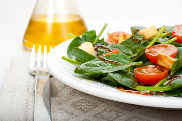 Olivový olej a špenátový salát — Stock fotografie