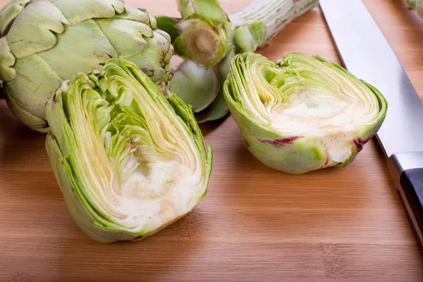 Artichokes hearts on a cutting board — Stock Photo, Image