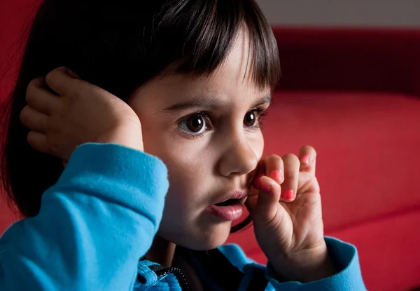 Klein meisje alleen tv-kijken — Stockfoto