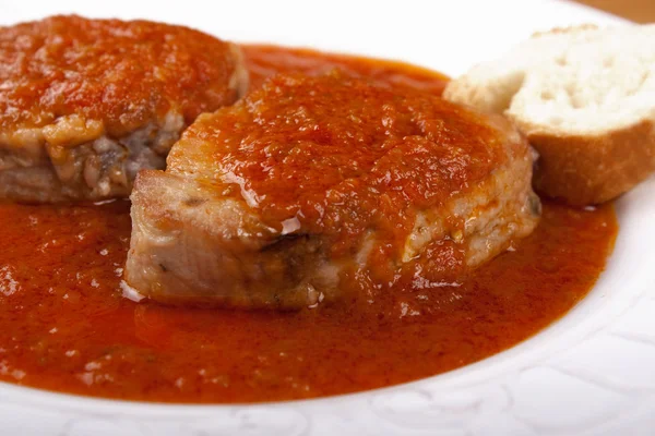 Tuna fish in tomato sauce and a slice of bread. — Stock Photo, Image