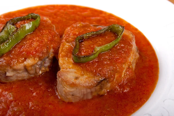 Atún en salsa de tomate con rodajas de pimiento frito —  Fotos de Stock