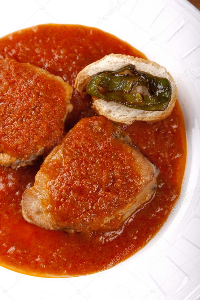 Tuna fish in tomato sauce with pepper and bread