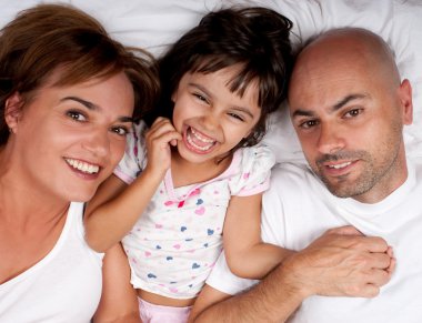 Pazar sabahı yatakta mutlu bir aile