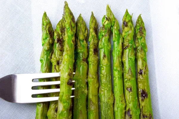 Asparagus dengan tetesan uap — Stok Foto