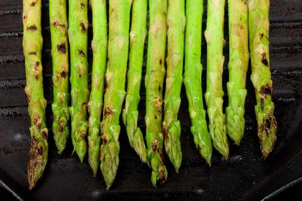 Spargel auf Grillteller — Stockfoto