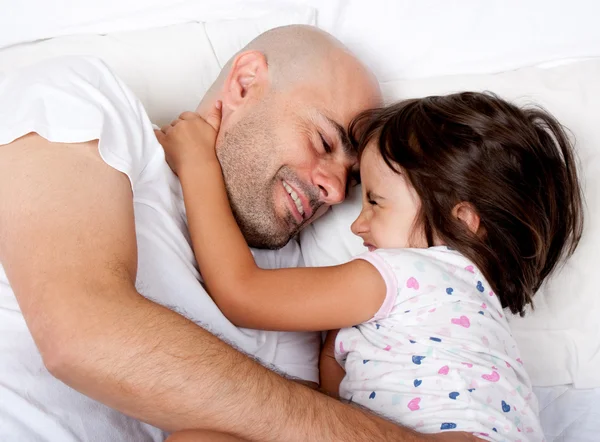 Pai e filha brincando na cama pela manhã — Fotografia de Stock